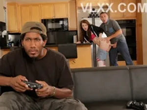 Cậu em ở quê lên được chị dâu vú to dùng lồn tiếp đãi