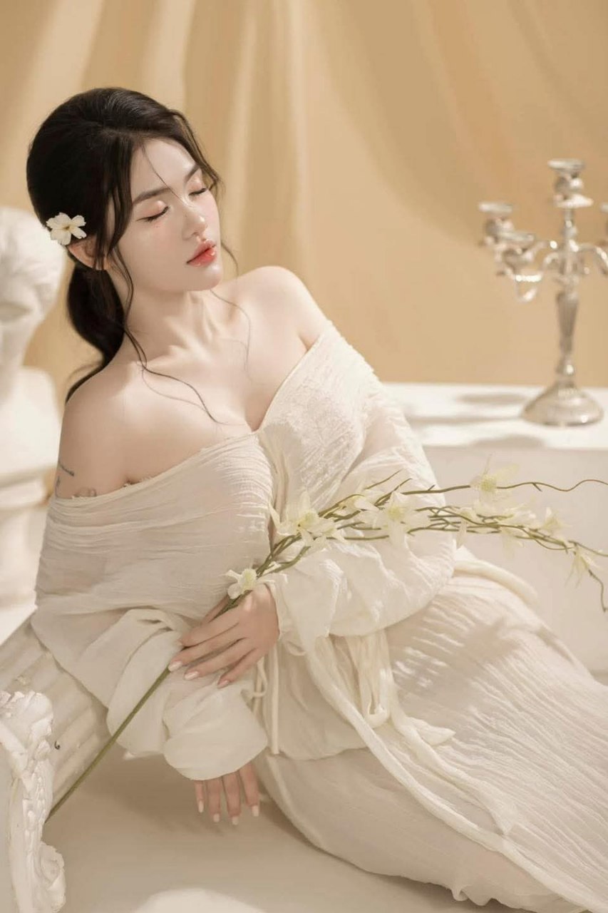 Xoạc vội cô ghệ ruột đang lén thủ dâm